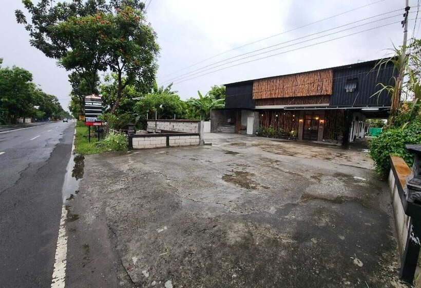 בית מלון כפרי Omah Pandhoek Family Syariah