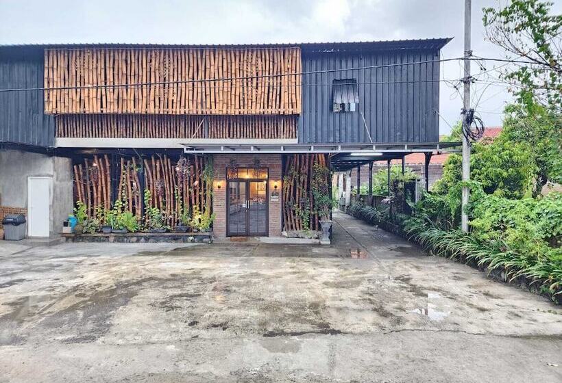 בית מלון כפרי Omah Pandhoek Family Syariah