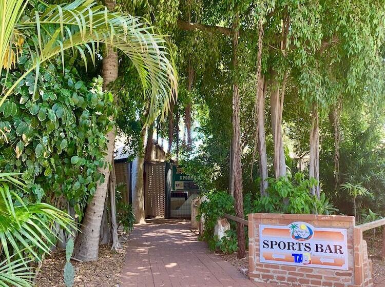 בית מלון כפרי Roey Backpackers & Party Bar