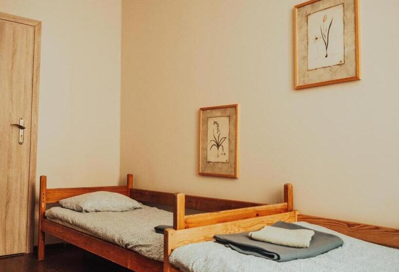 فندق صغير Noclegi Na Słowackiego 6