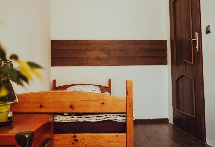 فندق صغير Noclegi Na Słowackiego 6