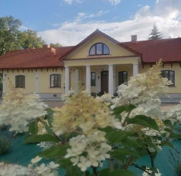 مبيت وإفطار Dom Weselny  Dwór W Jurowcach