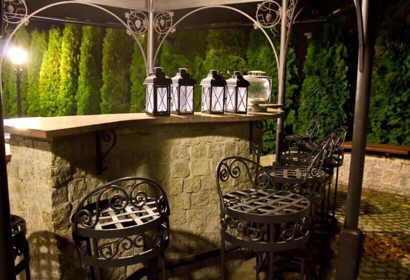 تختخواب و صبحانه Dwór Pod Różami