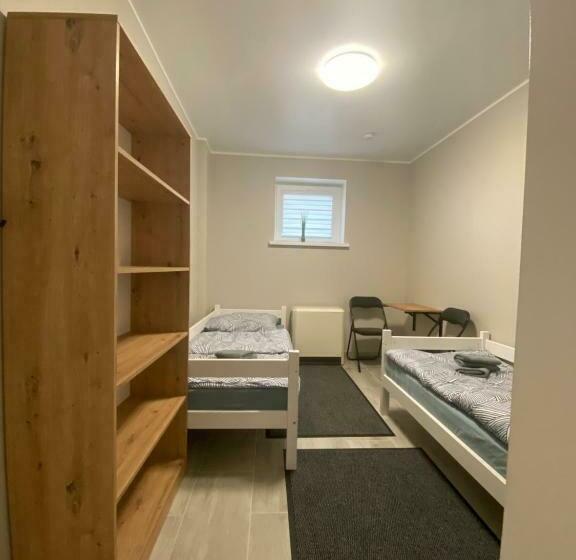 ユースホステル Noclegi Pracownicze Parking Busy