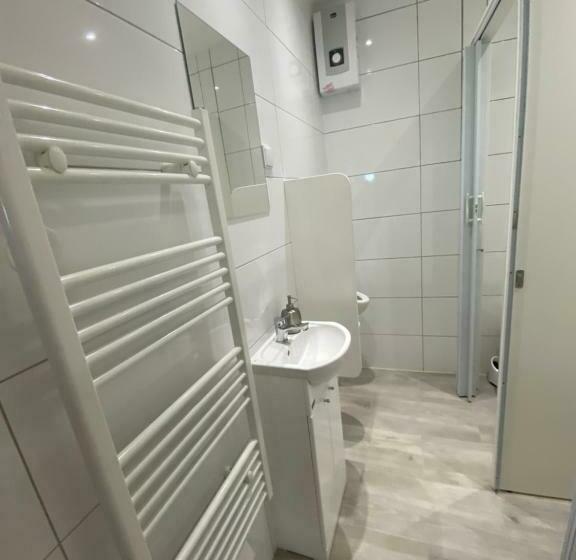 旅馆 Noclegi Pracownicze Parking Busy