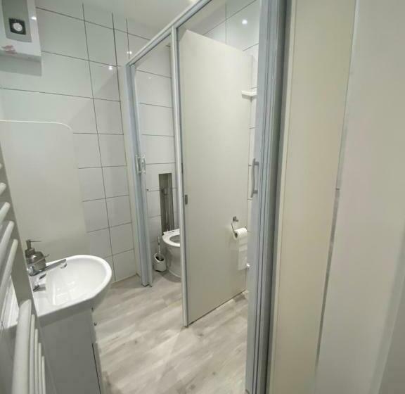 ユースホステル Noclegi Pracownicze Parking Busy