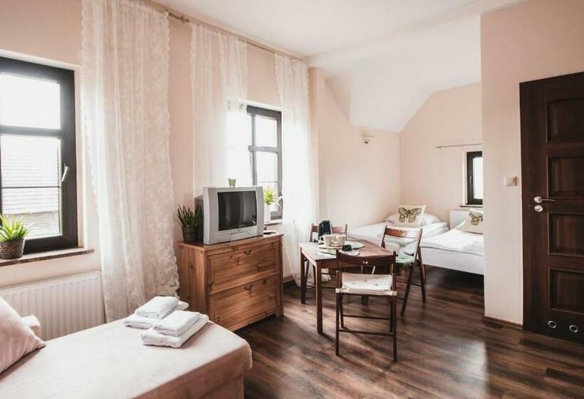 Отель Folwark Minikowo Agroturystyka W Borach Tucholskich 5 Pokoi 1 Do 25os