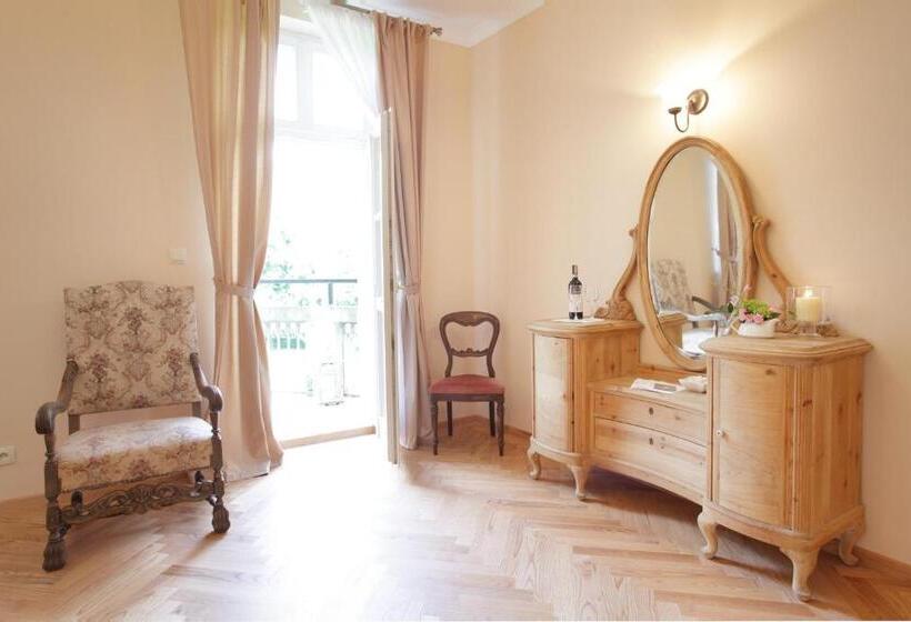 فندق Pałac W Dębinie