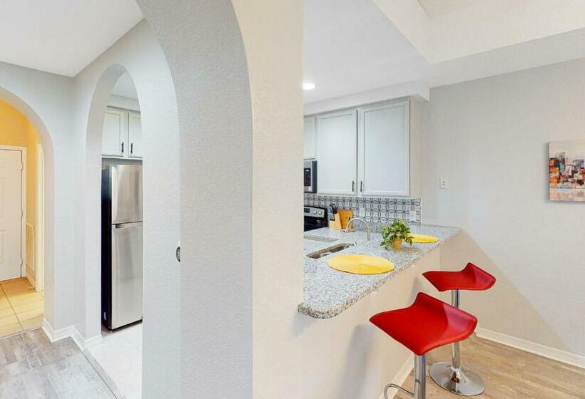 Отель Sunkissed Oasis