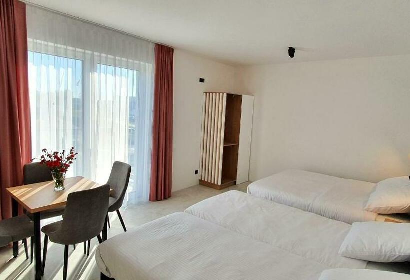 بنسيون Bursztynowa Rosa & Wypożyczalnia Rowerów Elektrycznych