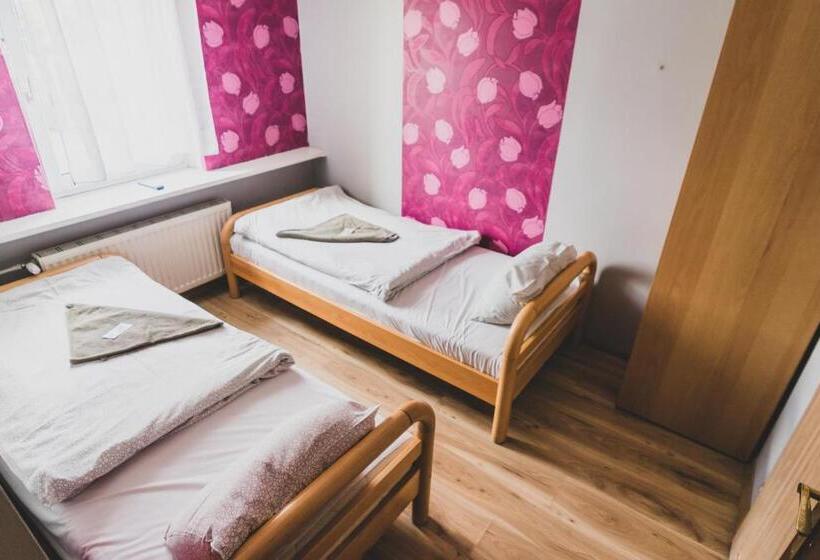 הוסטל Zajazd Pod Lipami