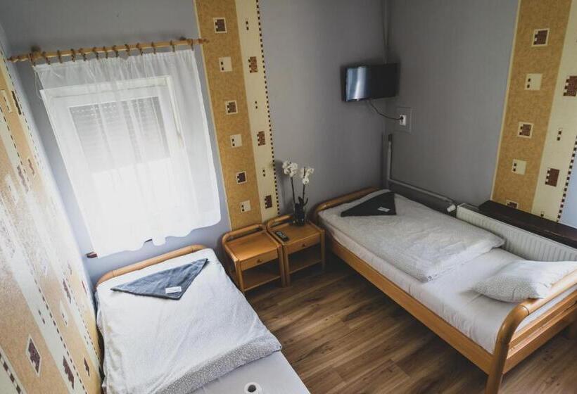 הוסטל Zajazd Pod Lipami