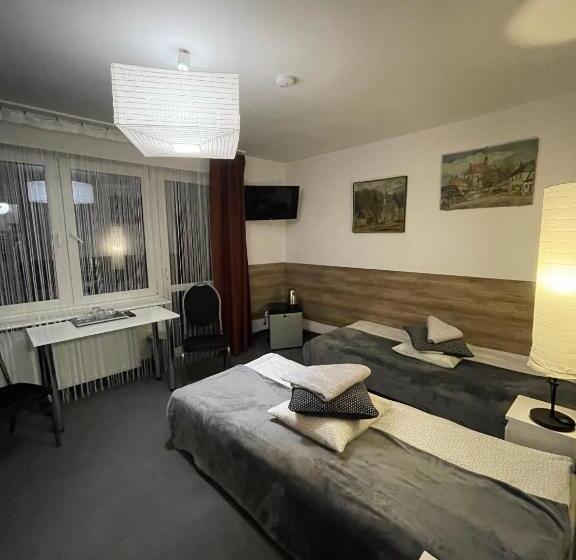 住宿加早餐  Antonina Pensjonprzykortach