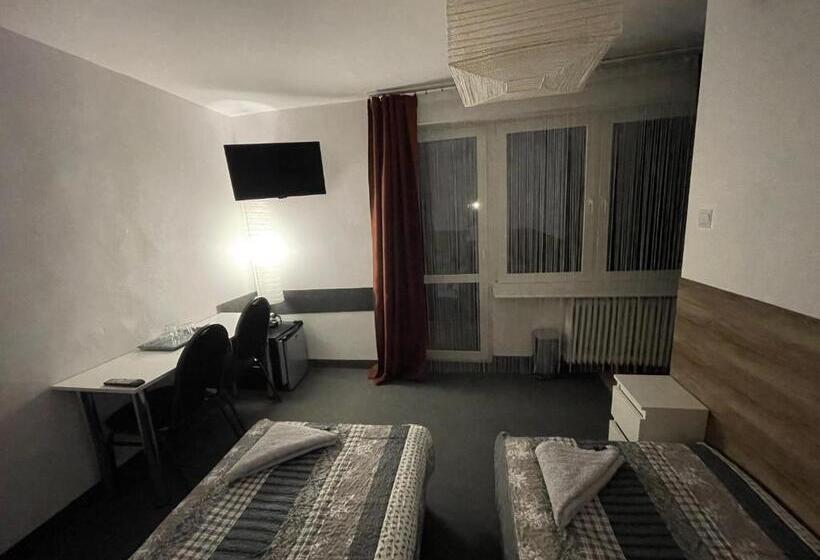 住宿加早餐  Antonina Pensjonprzykortach