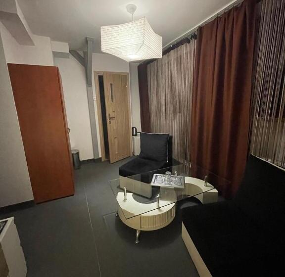 住宿加早餐  Antonina Pensjonprzykortach