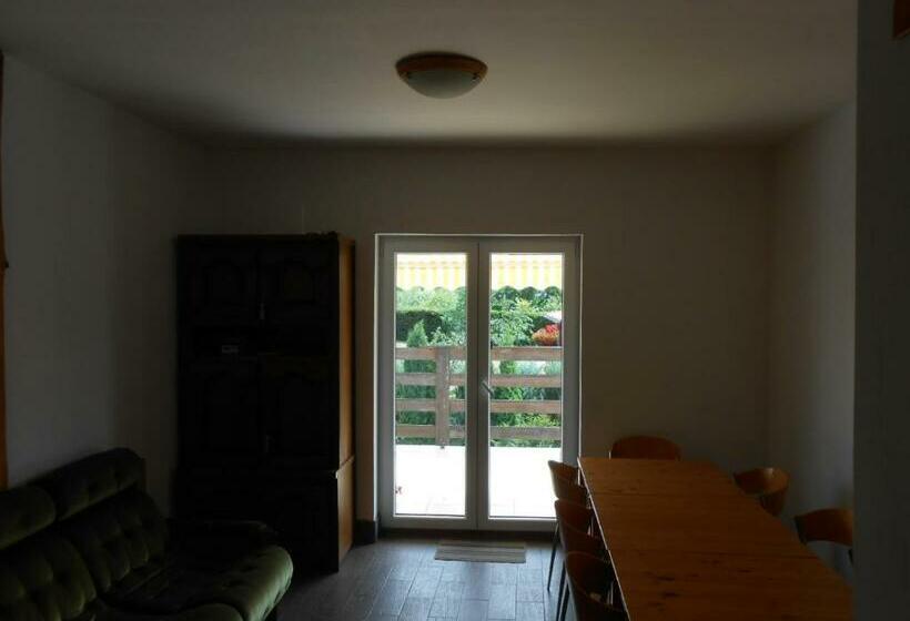 تختخواب و صبحانه Baza Ck