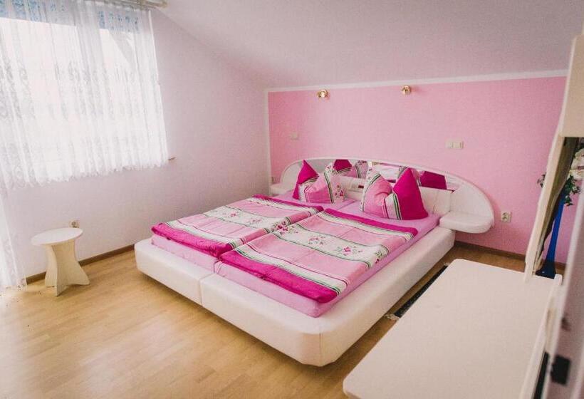 فندق Atr Rejnard Tadaj