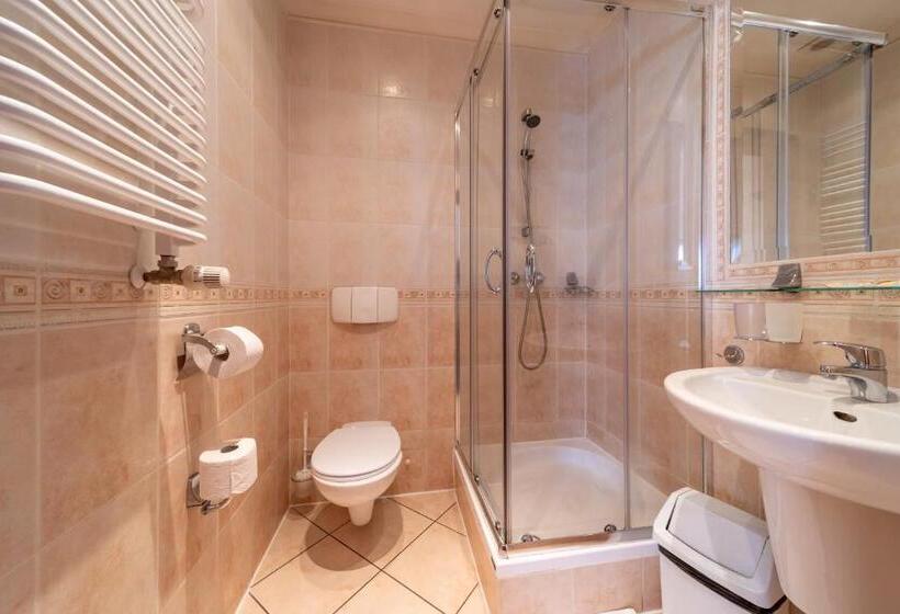 تختخواب و صبحانه Rezydencja Patria