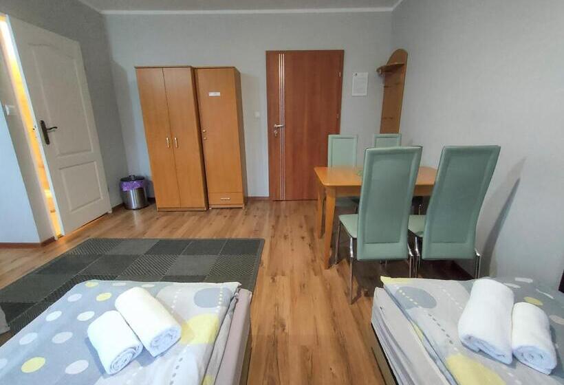 مبيت وإفطار Stajnia Pod Dębem