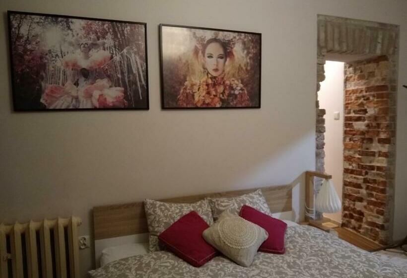 تختخواب و صبحانه Sztukmistrz Magician Art Rooms