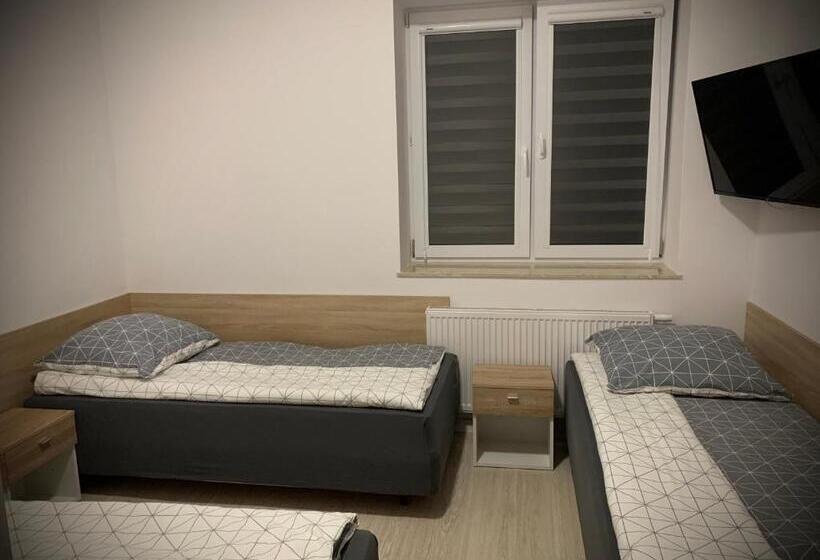 בית מלון כפרי Hostel Sportowa