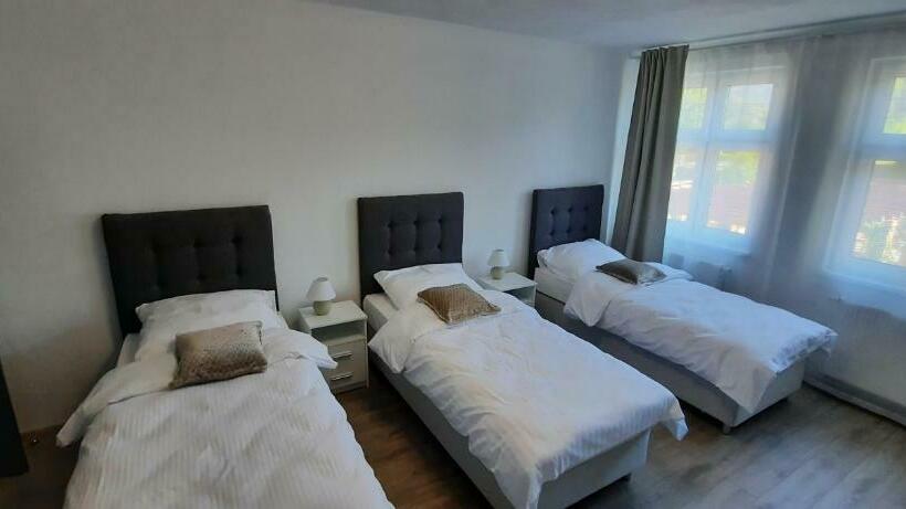 ホテル Noclegi Szymrych