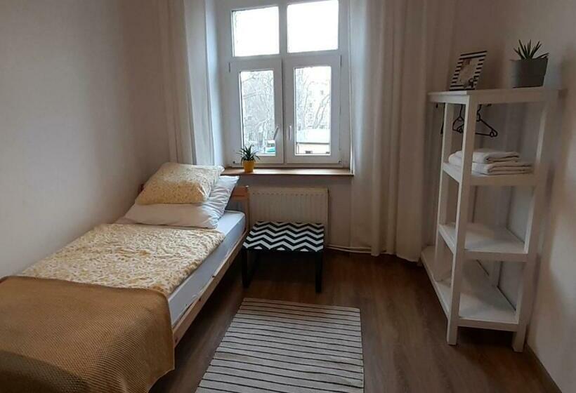 Lemuria Hostel Szkolna Centrum