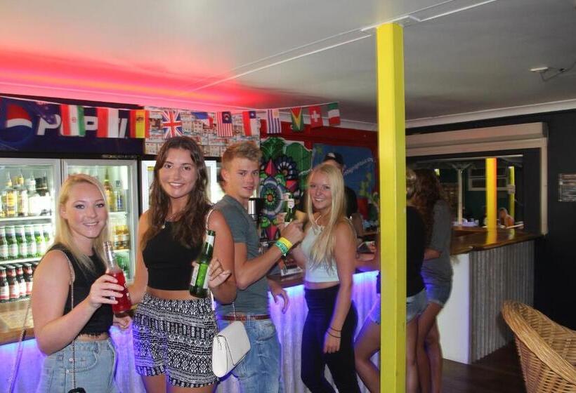 Backpackers In Paradise 18 35 Hostel