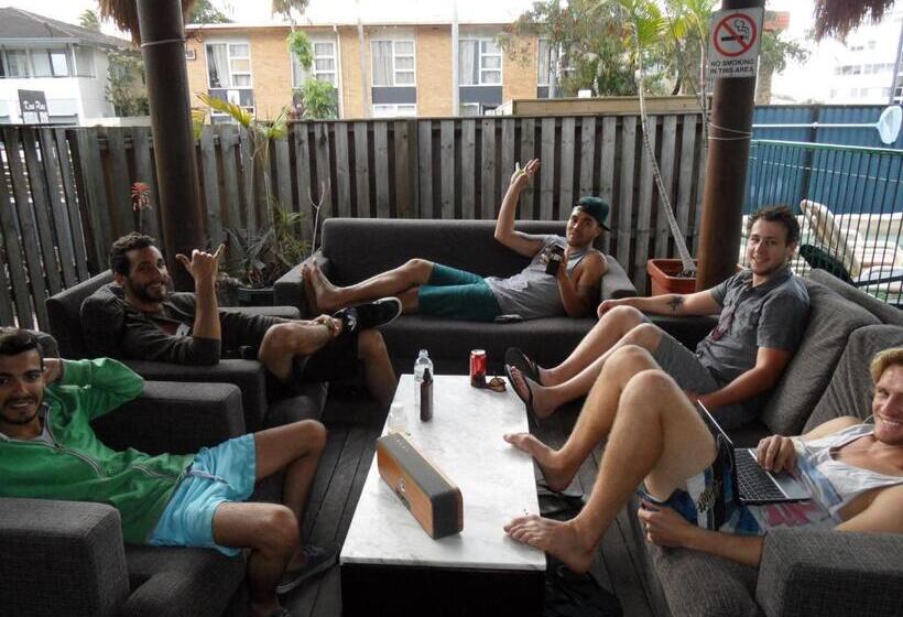 Backpackers In Paradise 18 35 Hostel