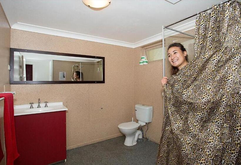 Backpackers In Paradise 18 35 Hostel