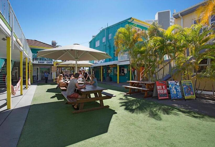 Backpackers In Paradise 18 35 Hostel