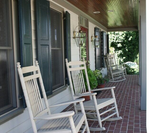 住宿加早餐 Birdinhand Village Inn & Suites