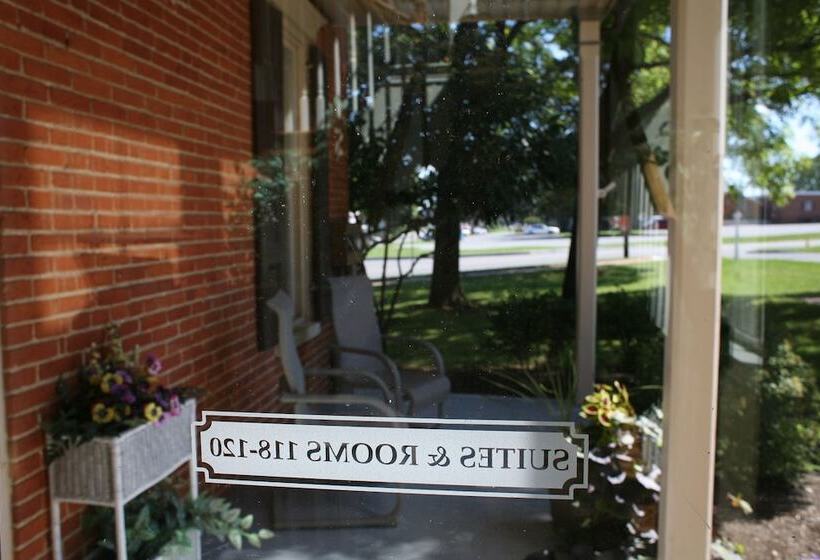 住宿加早餐 Birdinhand Village Inn & Suites