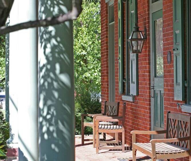 住宿加早餐 Birdinhand Village Inn & Suites