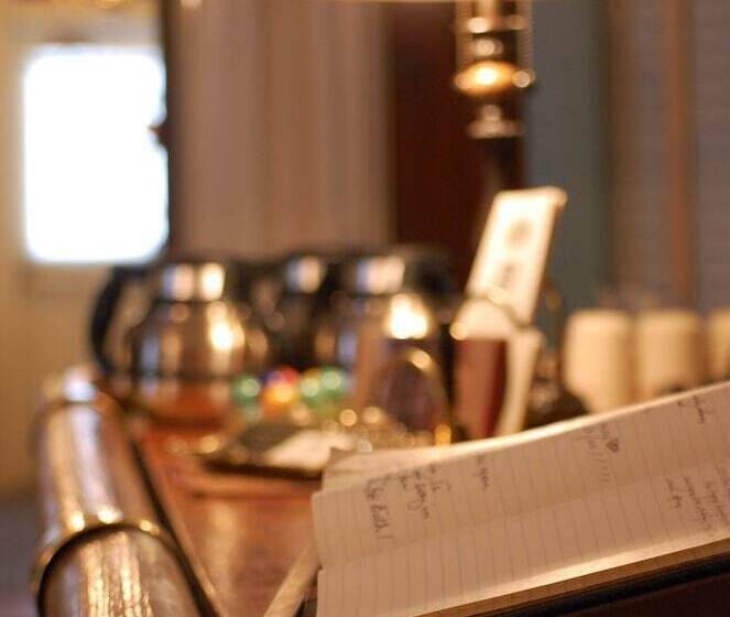 住宿加早餐 Birdinhand Village Inn & Suites