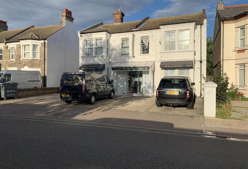 تختخواب و صبحانه The Beeches