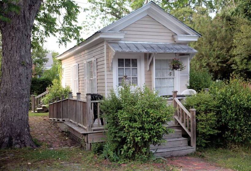 تختخواب و صبحانه The Captain's Stay