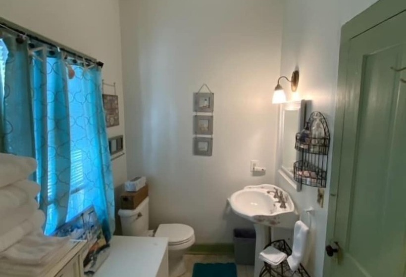 تختخواب و صبحانه The Captain's Stay