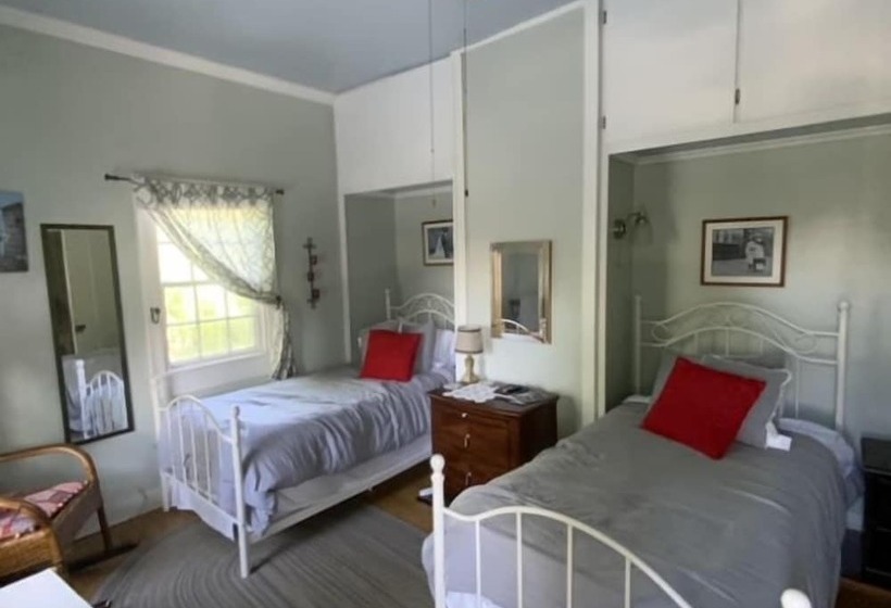 تختخواب و صبحانه The Captain's Stay