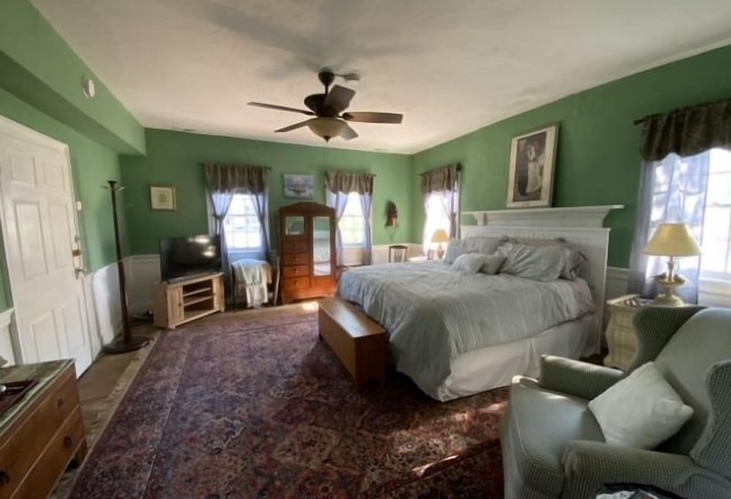 تختخواب و صبحانه The Captain's Stay