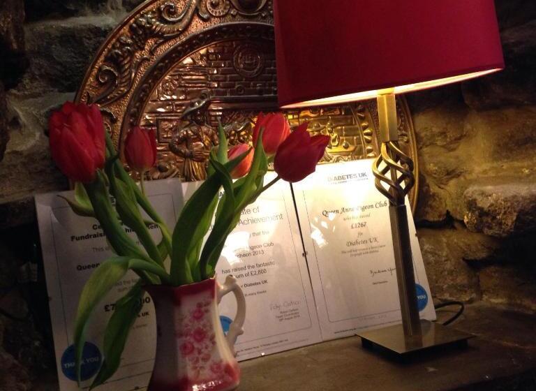 تختخواب و صبحانه The Queen Anne