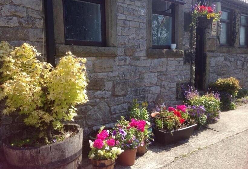 تختخواب و صبحانه The Queen Anne