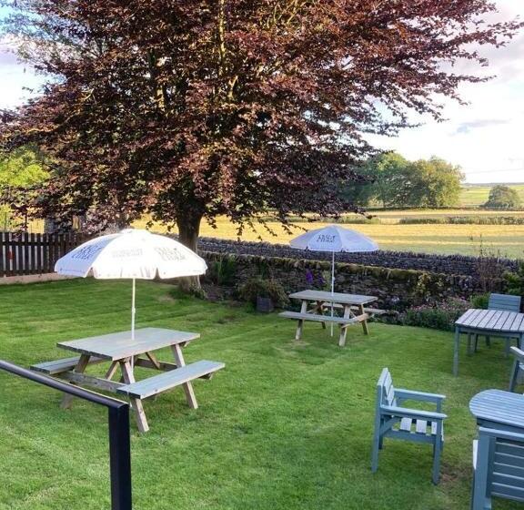 تختخواب و صبحانه The Queen Anne