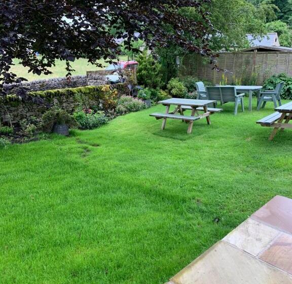 تختخواب و صبحانه The Queen Anne