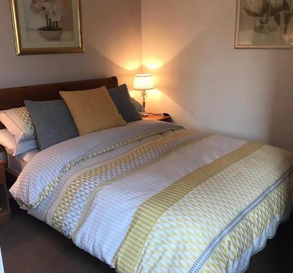 تختخواب و صبحانه The Queen Anne