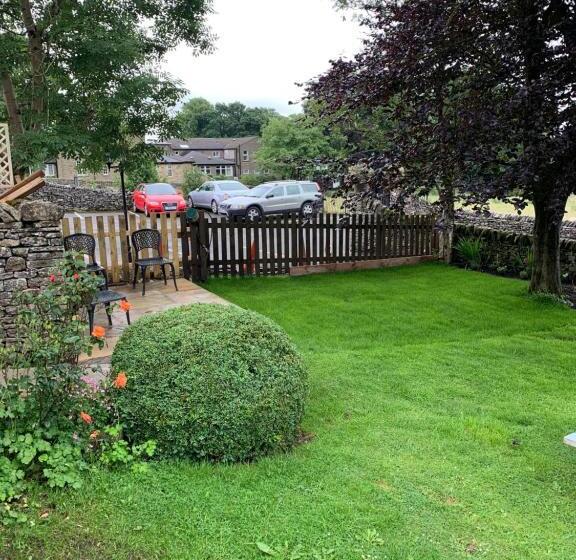 تختخواب و صبحانه The Queen Anne