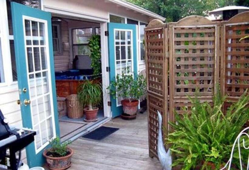 Charles Bass House Bed & Breakfast