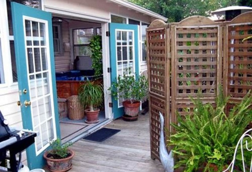 Charles Bass House Bed & Breakfast