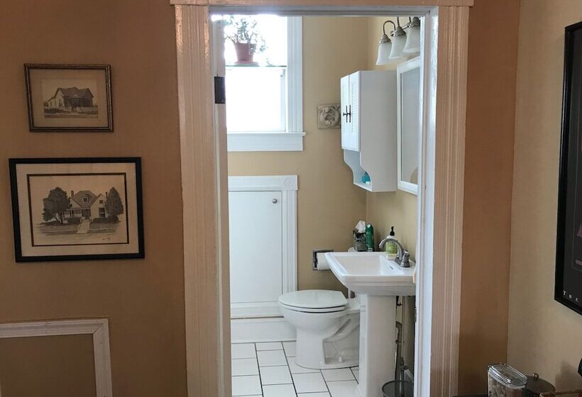 Charles Bass House Bed & Breakfast