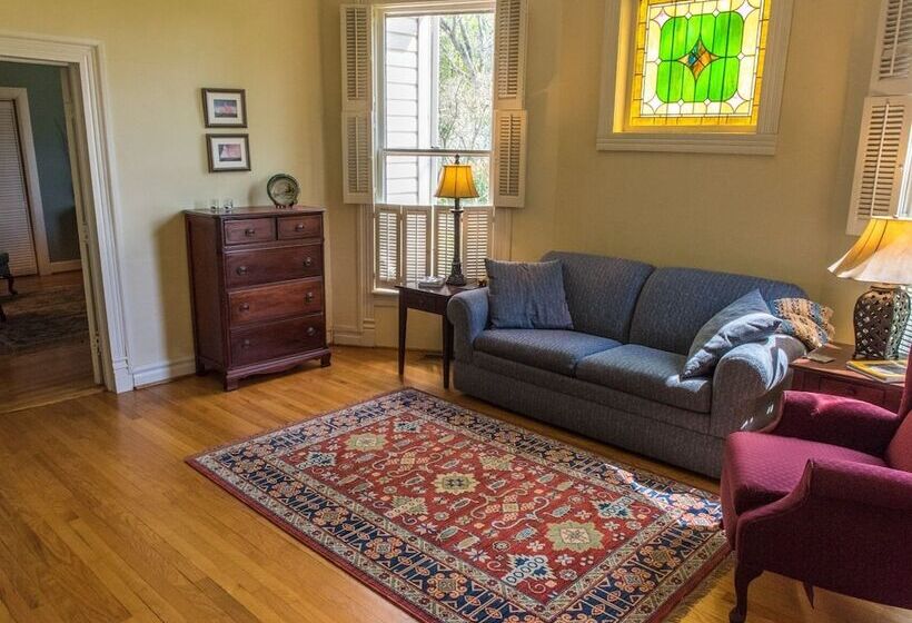 Charles Bass House Bed & Breakfast